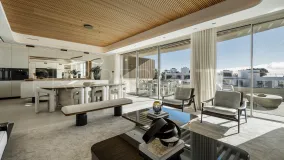Apartamento planta baja de 3 dormitorios en venta en Marbella Este