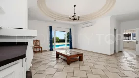 Villa en venta con 4 dormitorios en Manilva