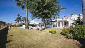 Semi detached villa for sale in La Duquesa Golf with 4 bedrooms