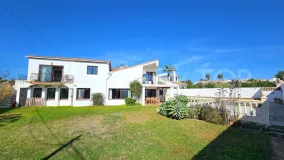 Villa a la venta en Estepona con 6 dormitorios