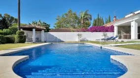 Buy villa in El Paraiso