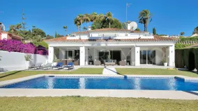 Buy villa in El Paraiso