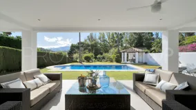 Buy villa in El Paraiso
