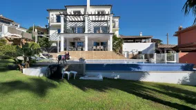Villa de 5 dormitorios en venta en Benalmadena