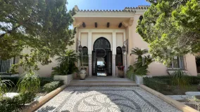 Comprar casa en Estepona Este de 8 dormitorios