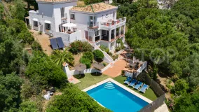 Comprar villa con 3 dormitorios en Estepona Hills