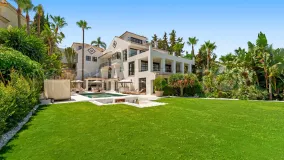 For sale villa with 6 bedrooms in Nueva Andalucia