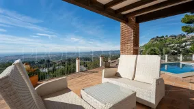 Buy villa with 3 bedrooms in Mijas