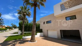Se vende villa en Zona B de 6 dormitorios