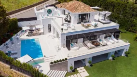 Villa for sale in Nueva Andalucia