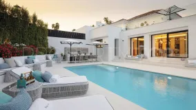 Villa for sale in Nueva Andalucia