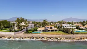 Comprar villa de 9 dormitorios en Guadalmina Baja