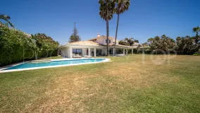 Comprar villa de 9 dormitorios en Guadalmina Baja
