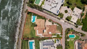 Comprar villa de 9 dormitorios en Guadalmina Baja