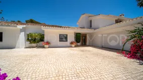 Comprar villa de 9 dormitorios en Guadalmina Baja