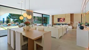 Villa for sale in Nueva Andalucia with 5 bedrooms