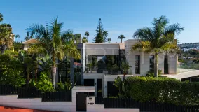 Se vende villa con 6 dormitorios en Nueva Andalucia
