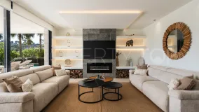 Se vende villa con 6 dormitorios en Nueva Andalucia