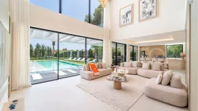 Comprar villa de 6 dormitorios en Los Monteros Playa