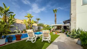 Villa en venta en Torrevieja con 2 dormitorios